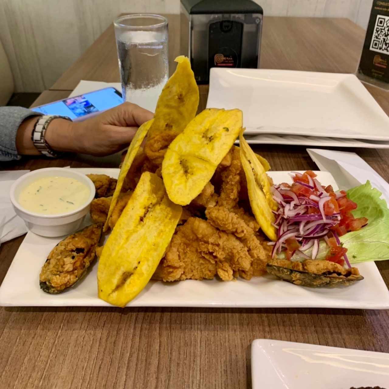 Jalea de Marisco, estaban muy bien sazonados y apanados. pero los mariscos no era lo que esperaba. 