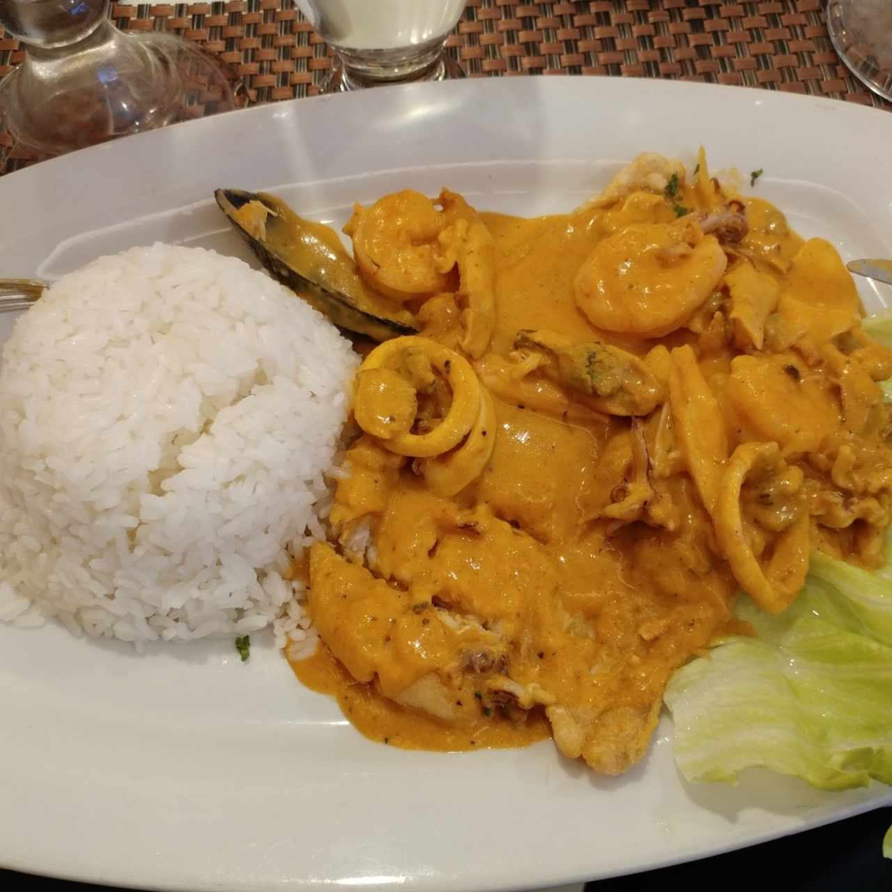 pescado en salsa de marisco