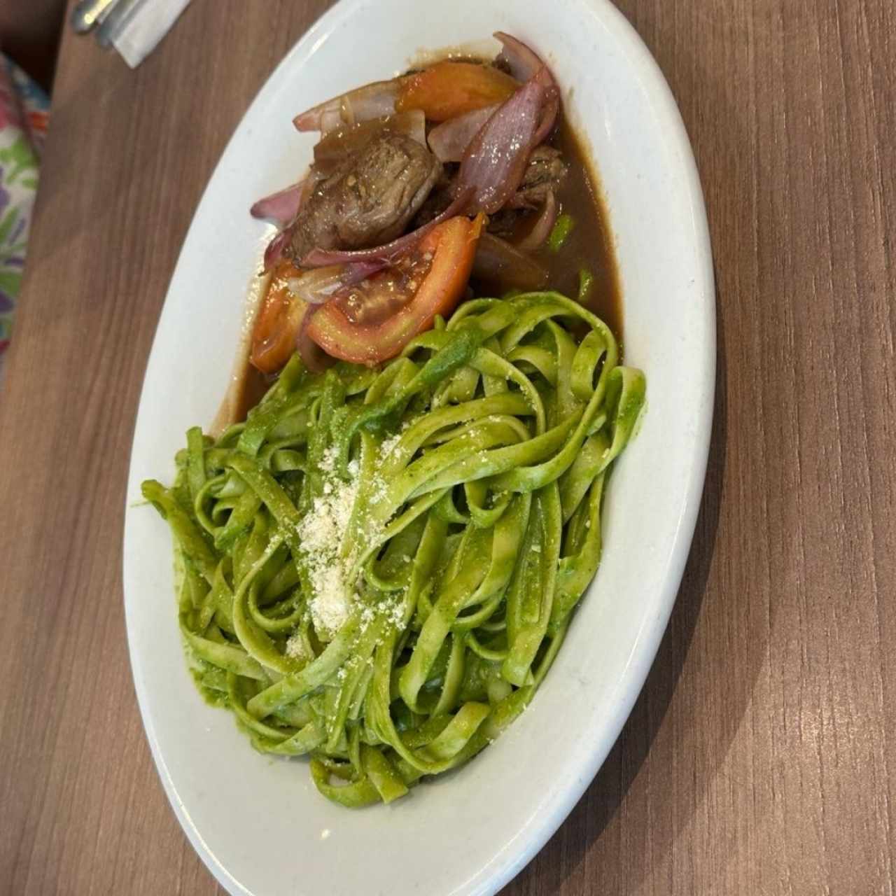 Tallarín Verde con Lomo Saltado