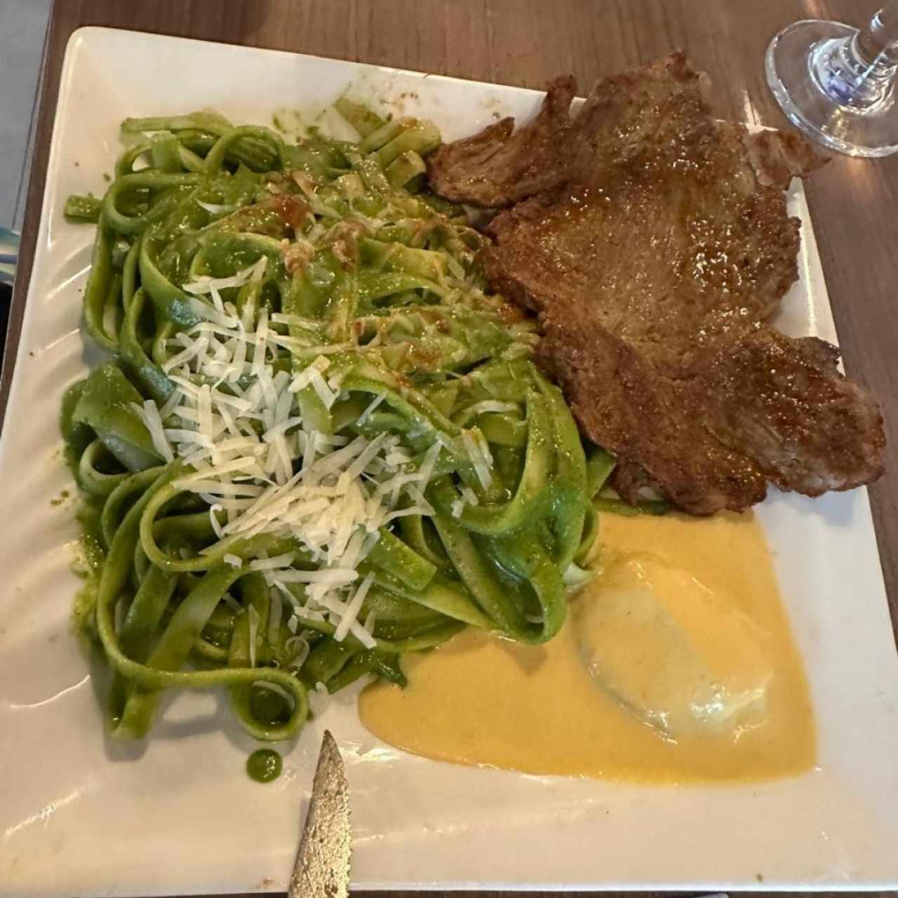 Filet Mignon con fettuccini a la Carbonara