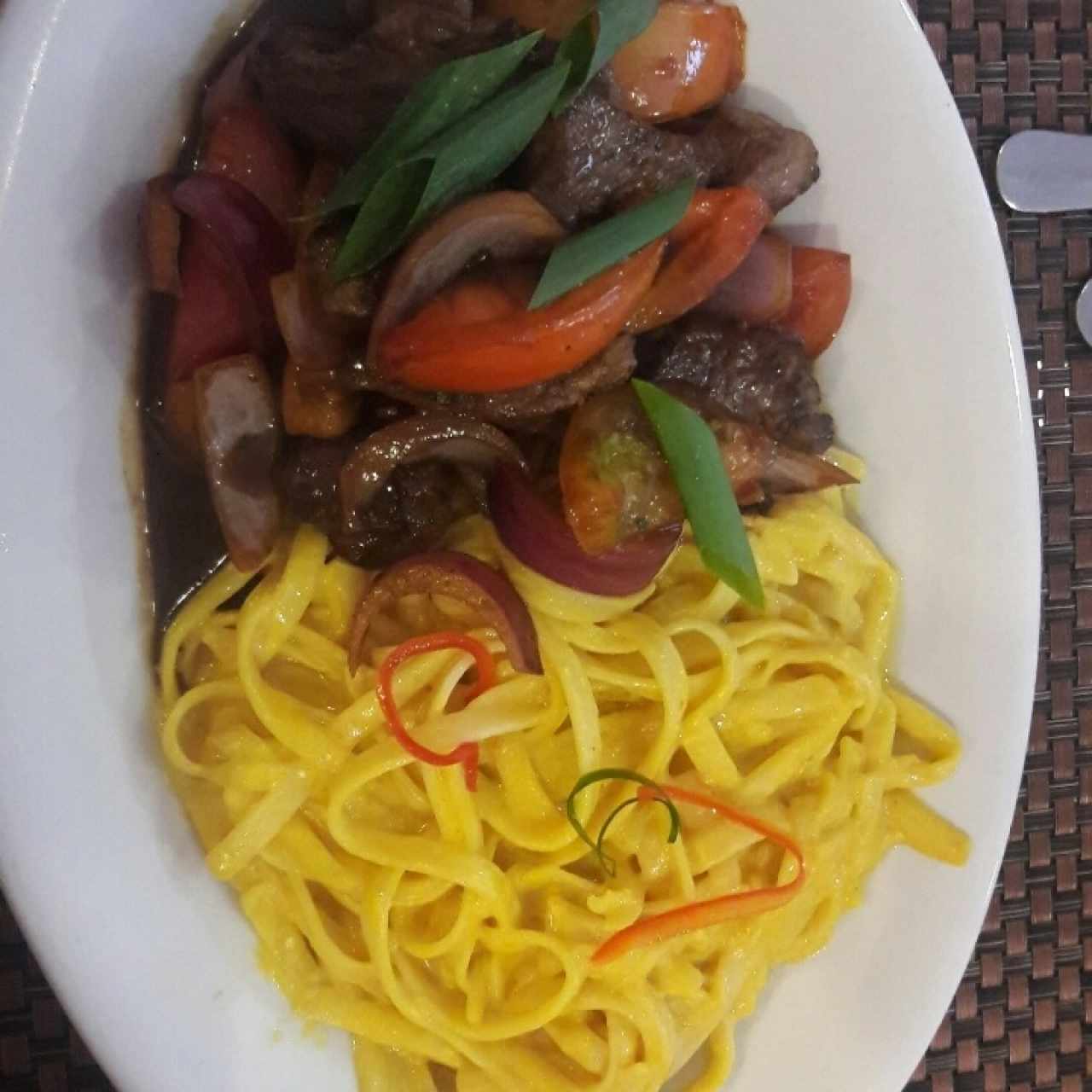 fetuccini con crema huancaina y lomo saltado