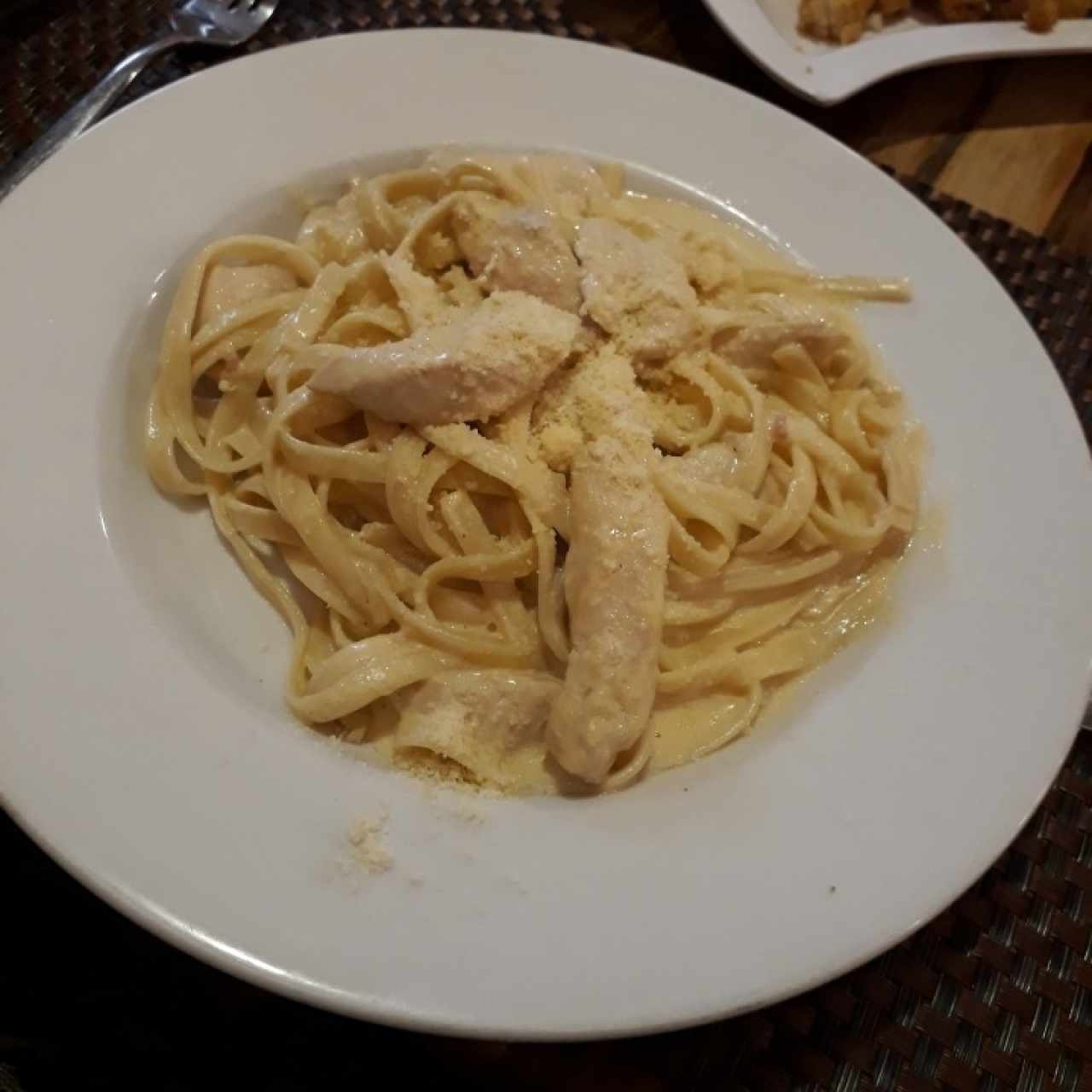 Fetuccini Alfredo con Pollo