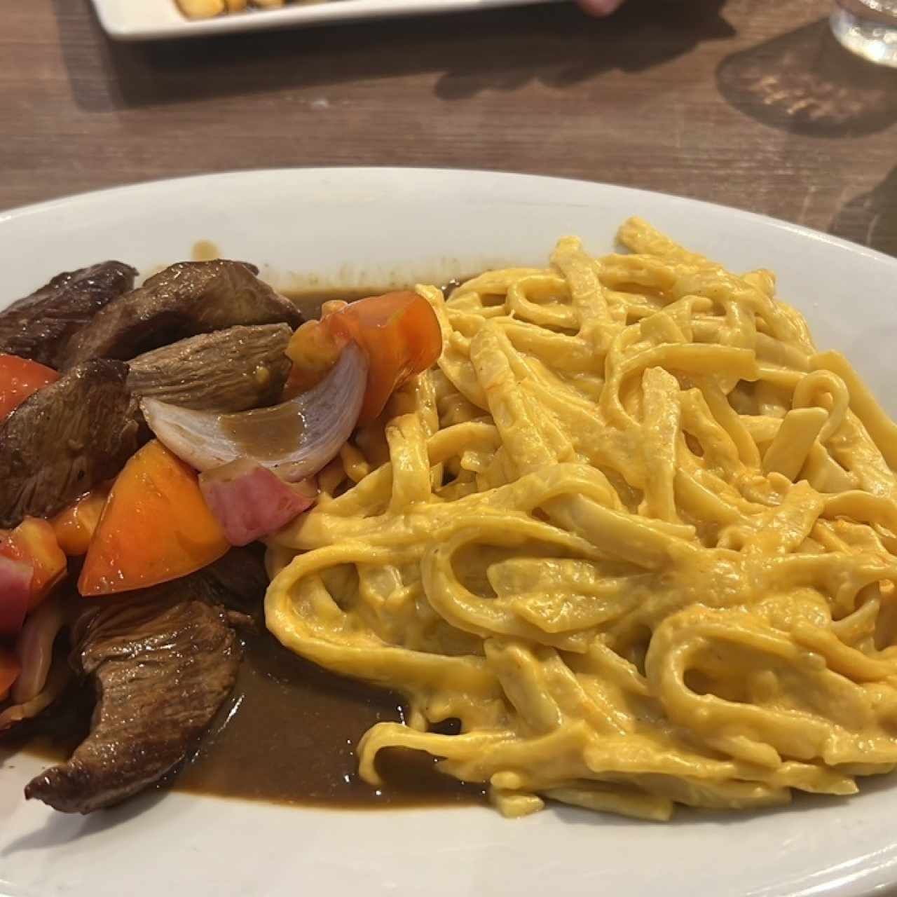 Fetucchini a la Huancaína con Lomo Saltado