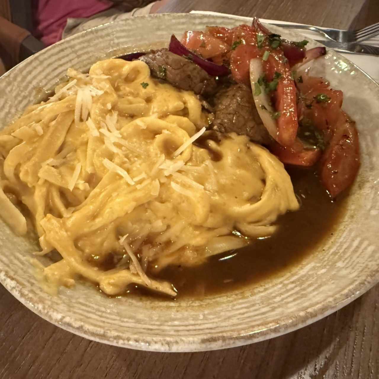 Fetucchini a la Huancaína con Lomo Saltado