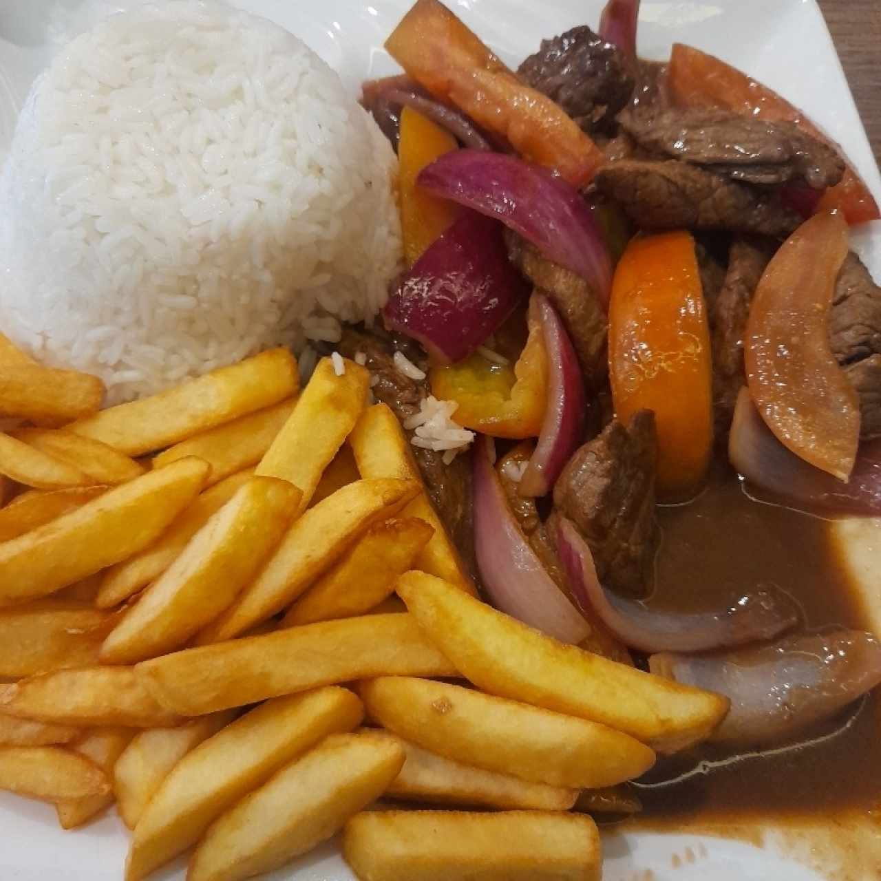 Carnes & Pollos - Lomo Saltado