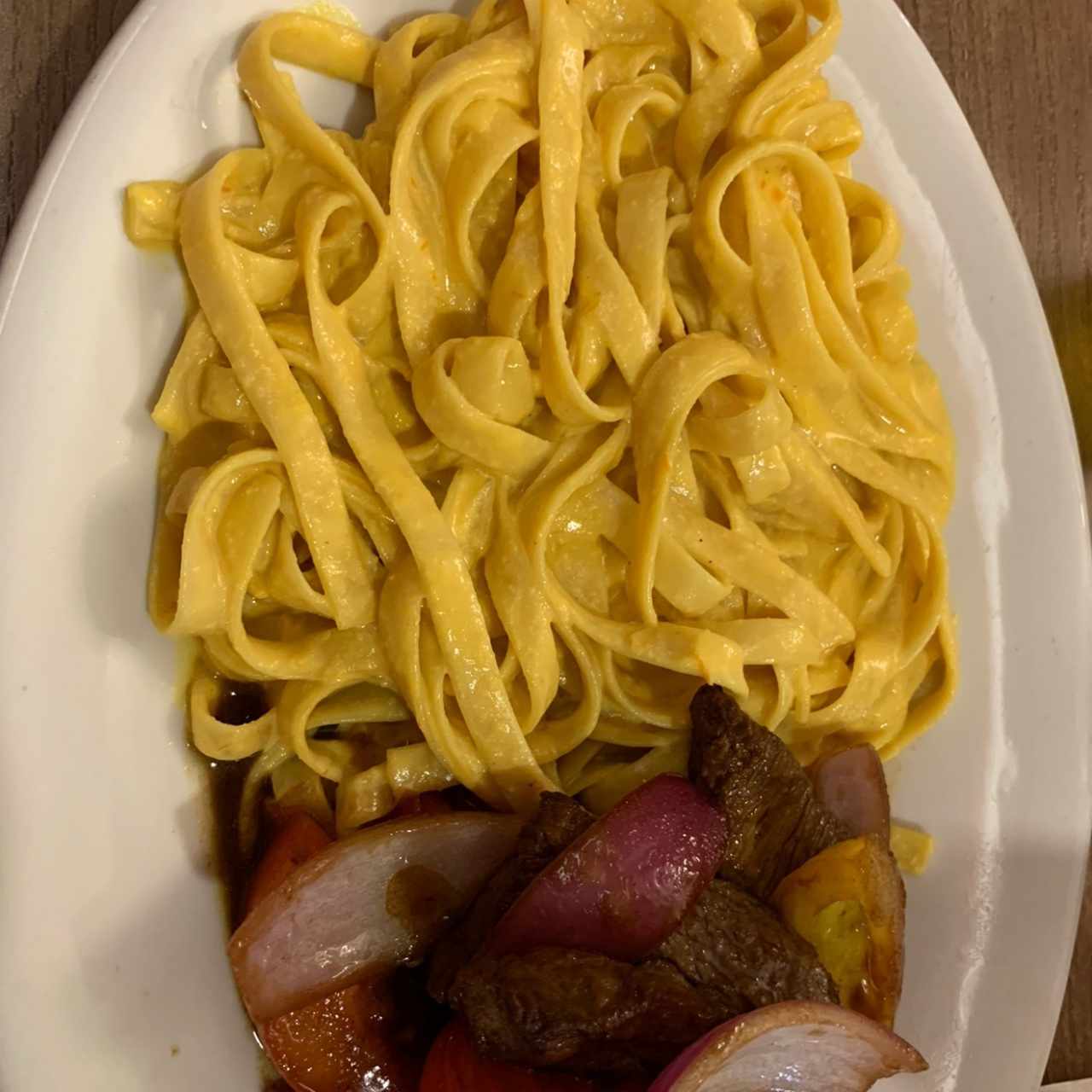 fettuccine a la huancaina con lomo saltado