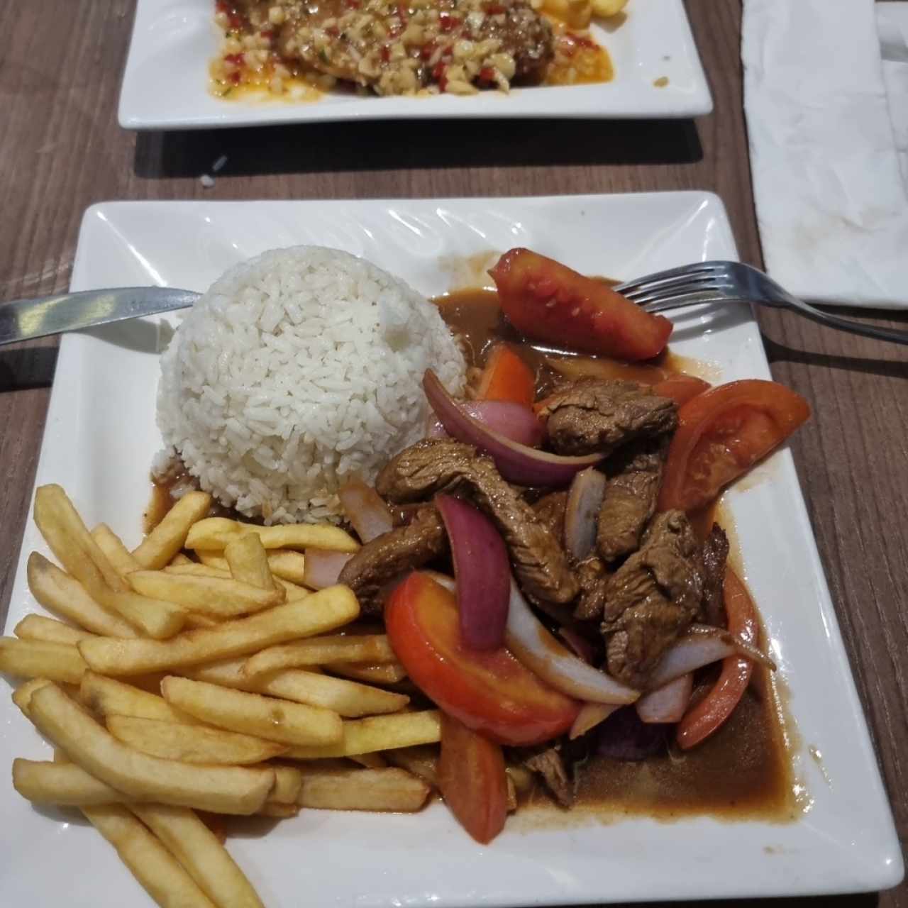 Carnes & Pollos - Lomo Saltado