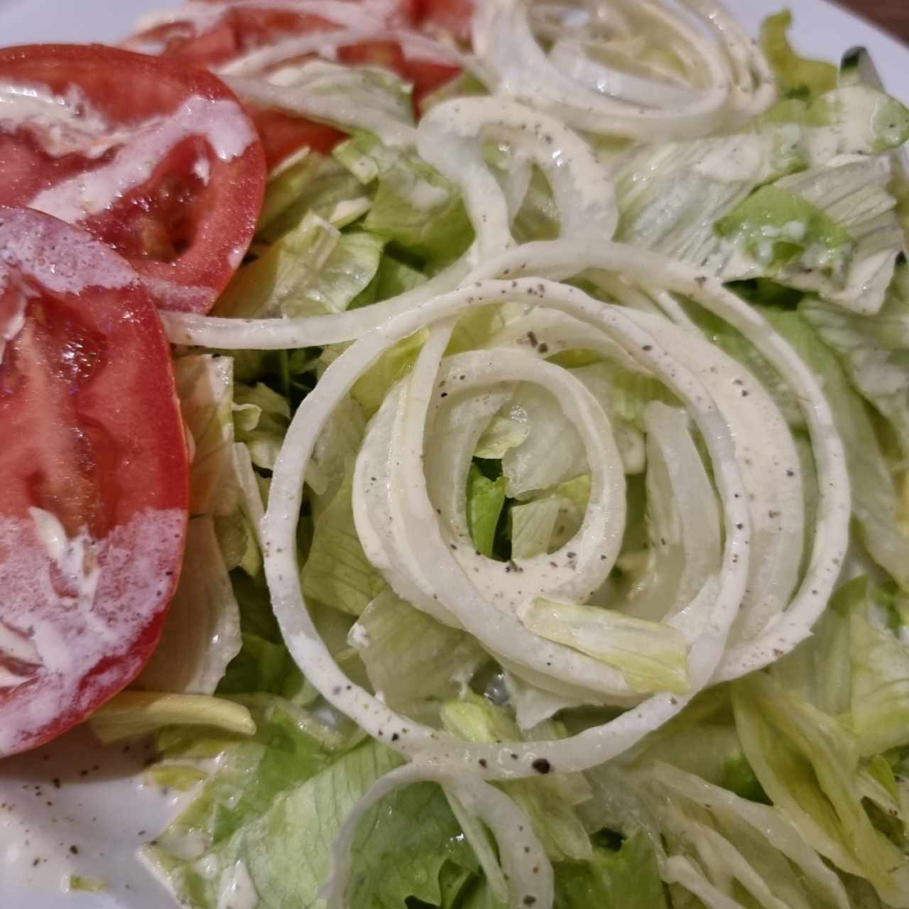 Ensalada de Lechuga, Tomate, Pepino y Cebolla