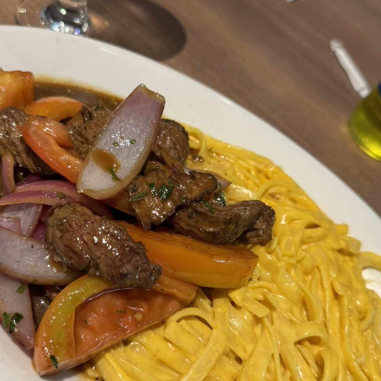 Fetucchini a la Huancaína con Lomo Saltado