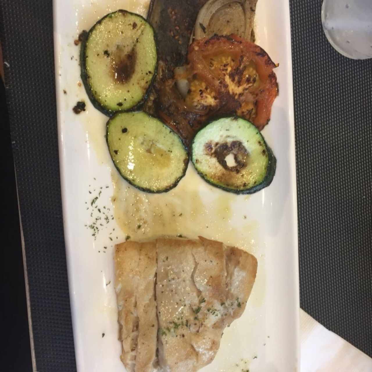 corvina a la plancha, porcion irrisoria.