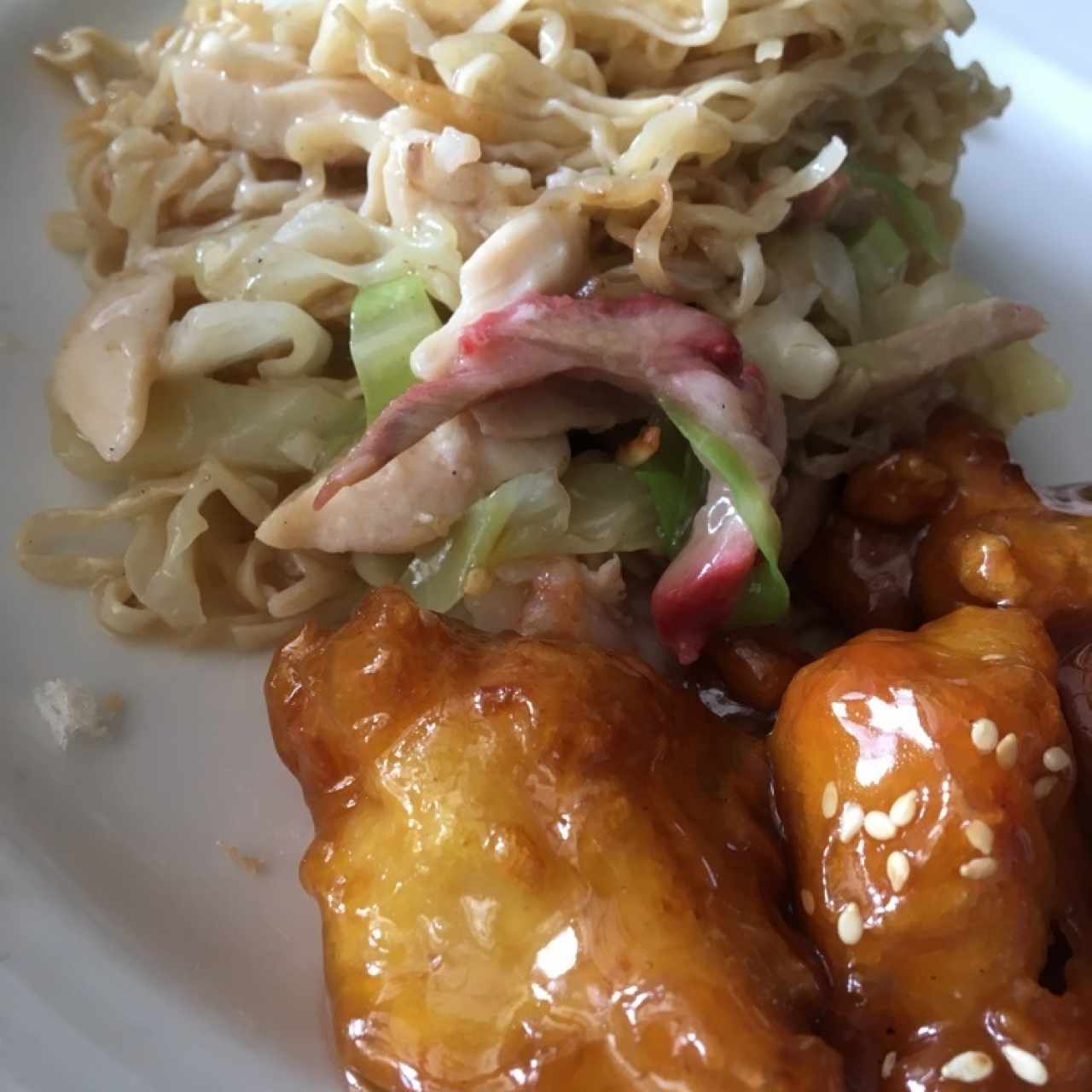 chow mein frito en plato caliente y pollo miel y ajonjoli