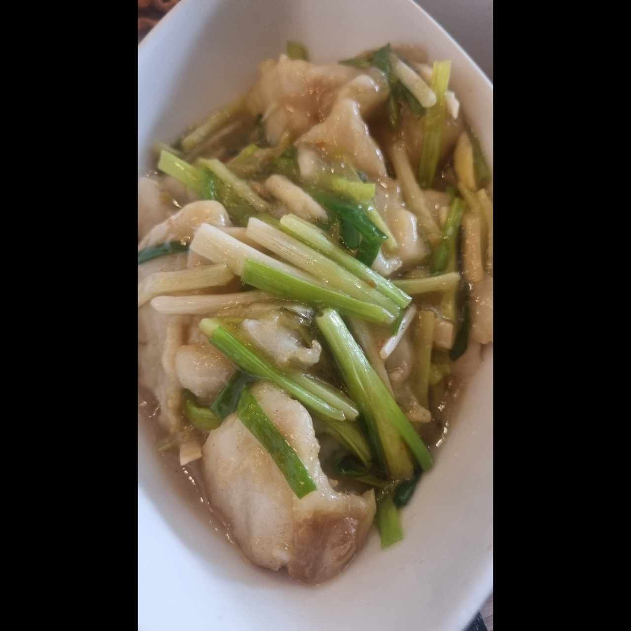 pescado con jenjibre y cebollina