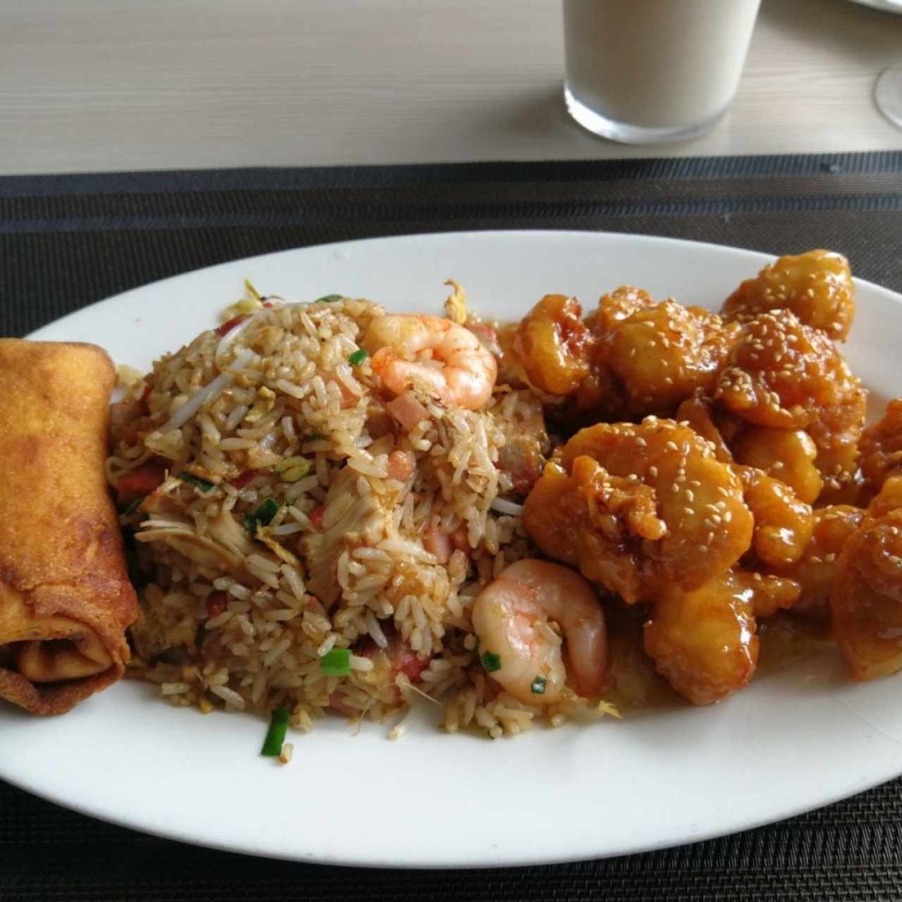 Lunch menú - lumpia, arroz especial y pollo con ajonjolí y miel