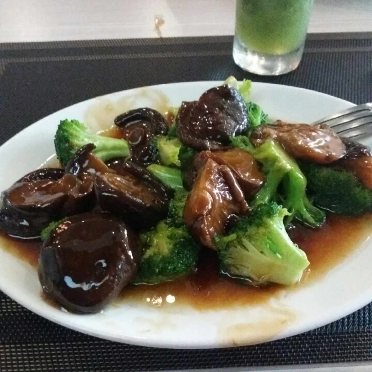 Brocoli con hongos negros en salsa de ostión. 