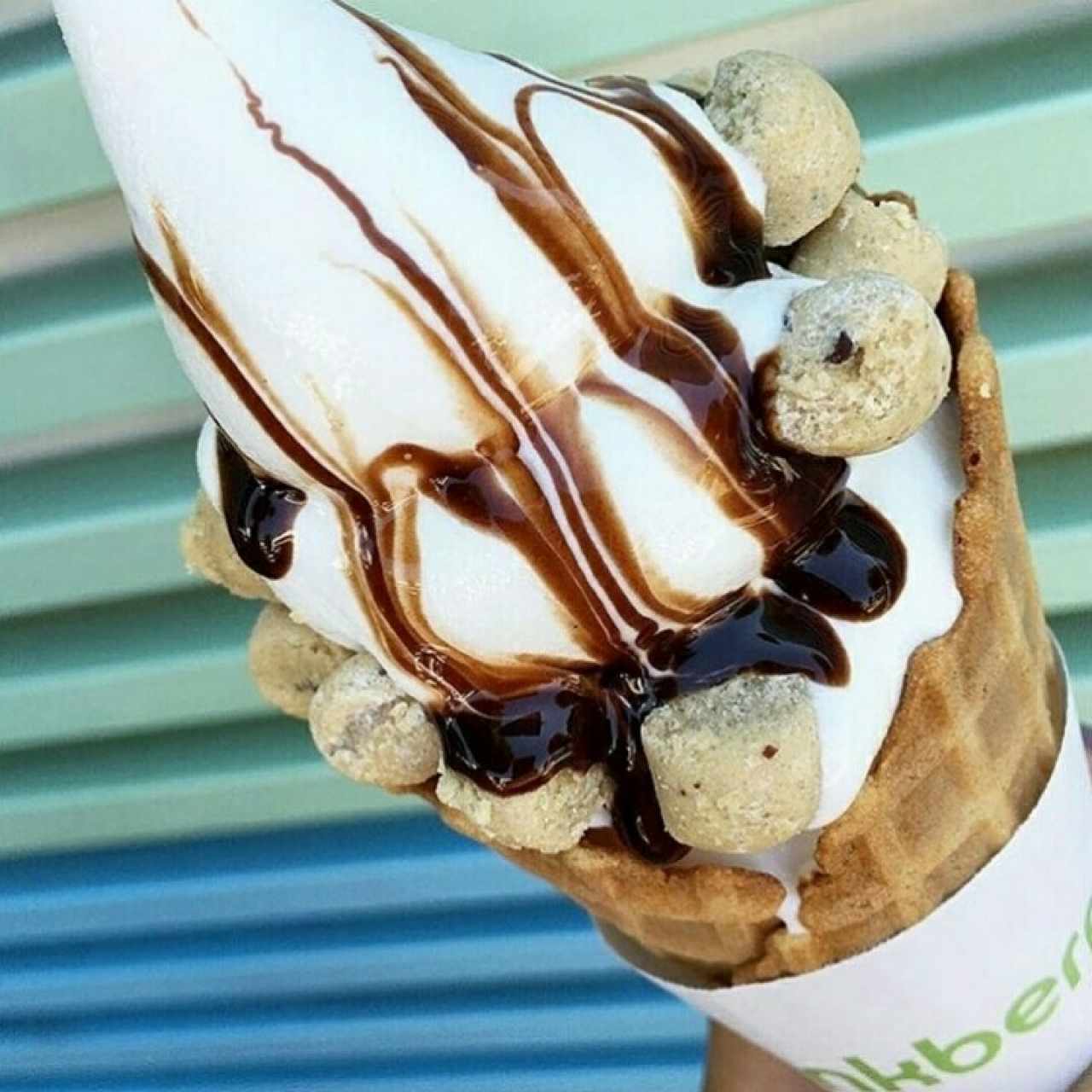 Cono con pinkberry original, cookie dough y sirope de chocolate