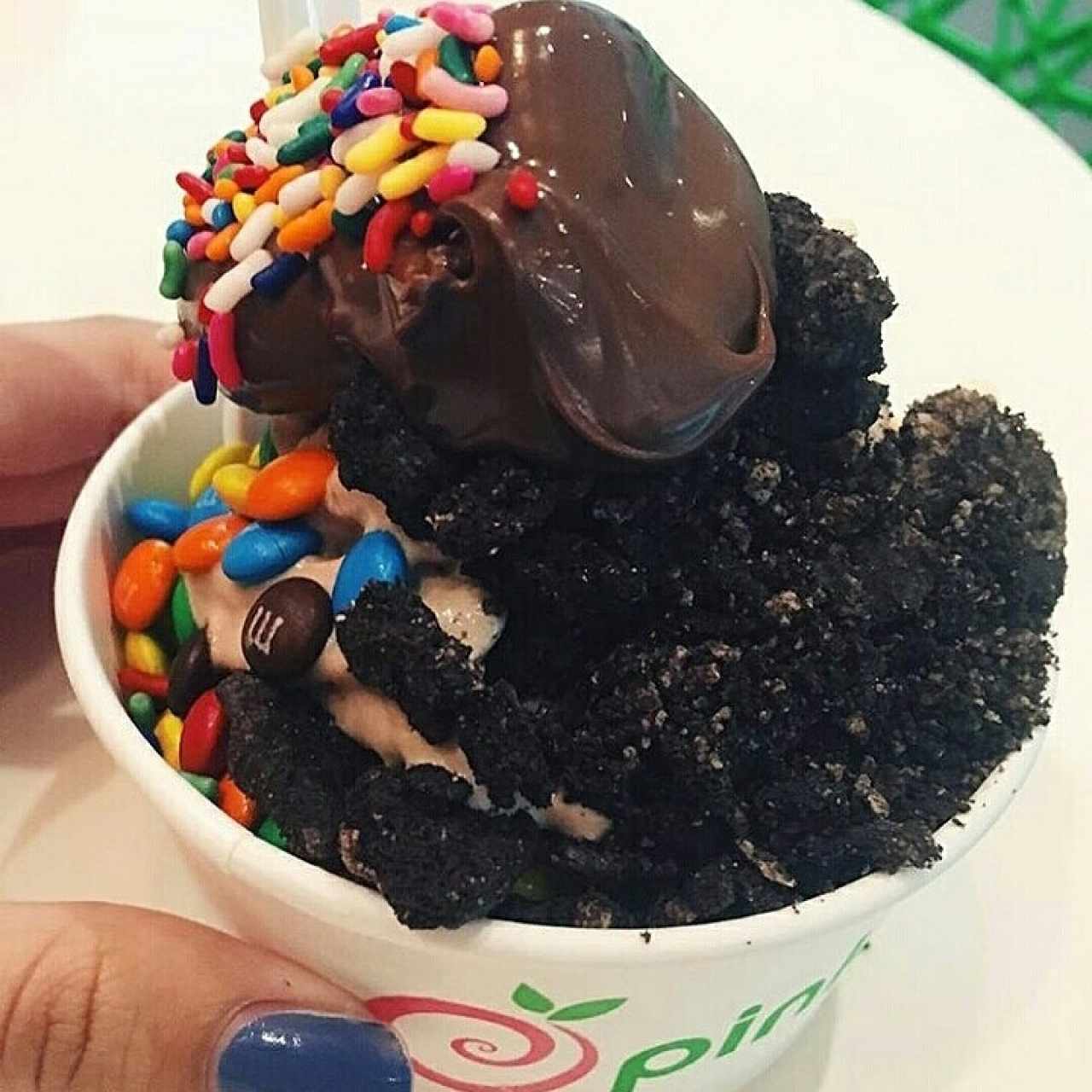 Sabor chocolate avellana con oreo, nutella, m&ms y sprinkles