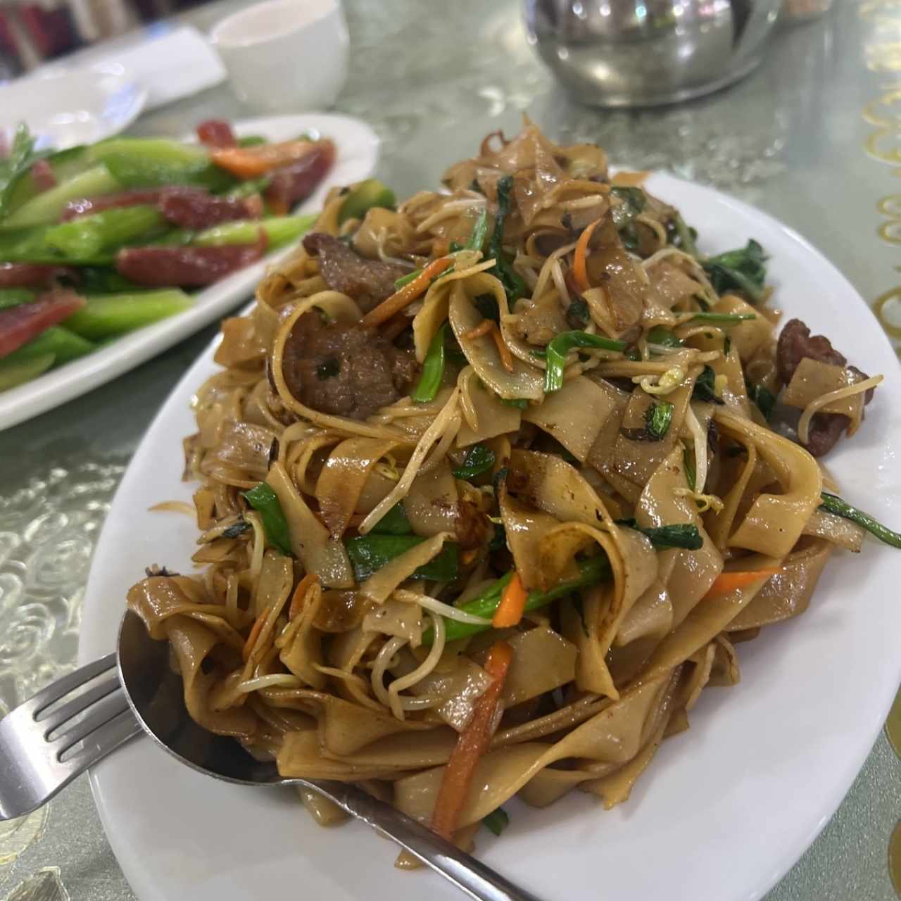 Carne con fideos