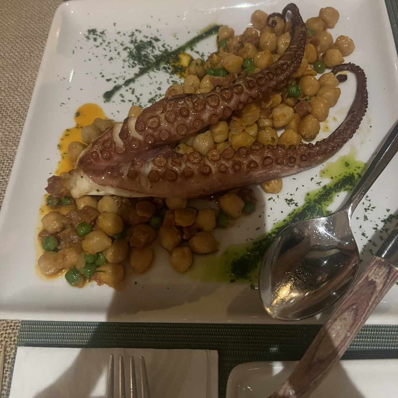 Pulpo Grillado sobre Lecho de Garbanzos