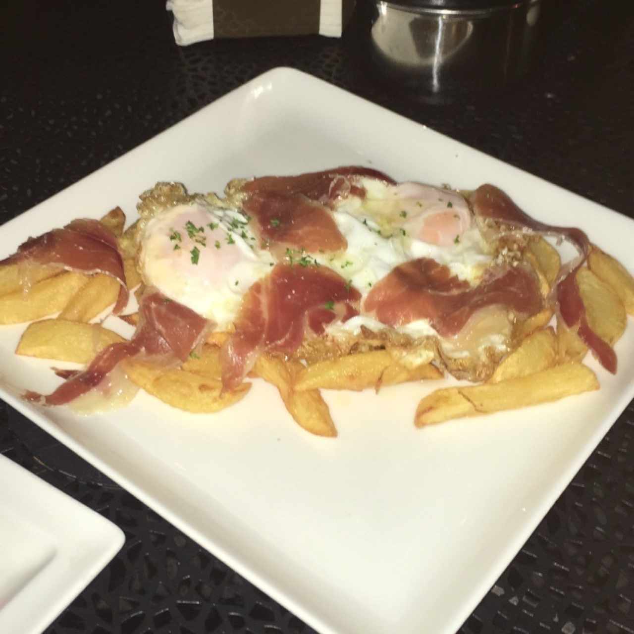 Huevos rotos con jamón