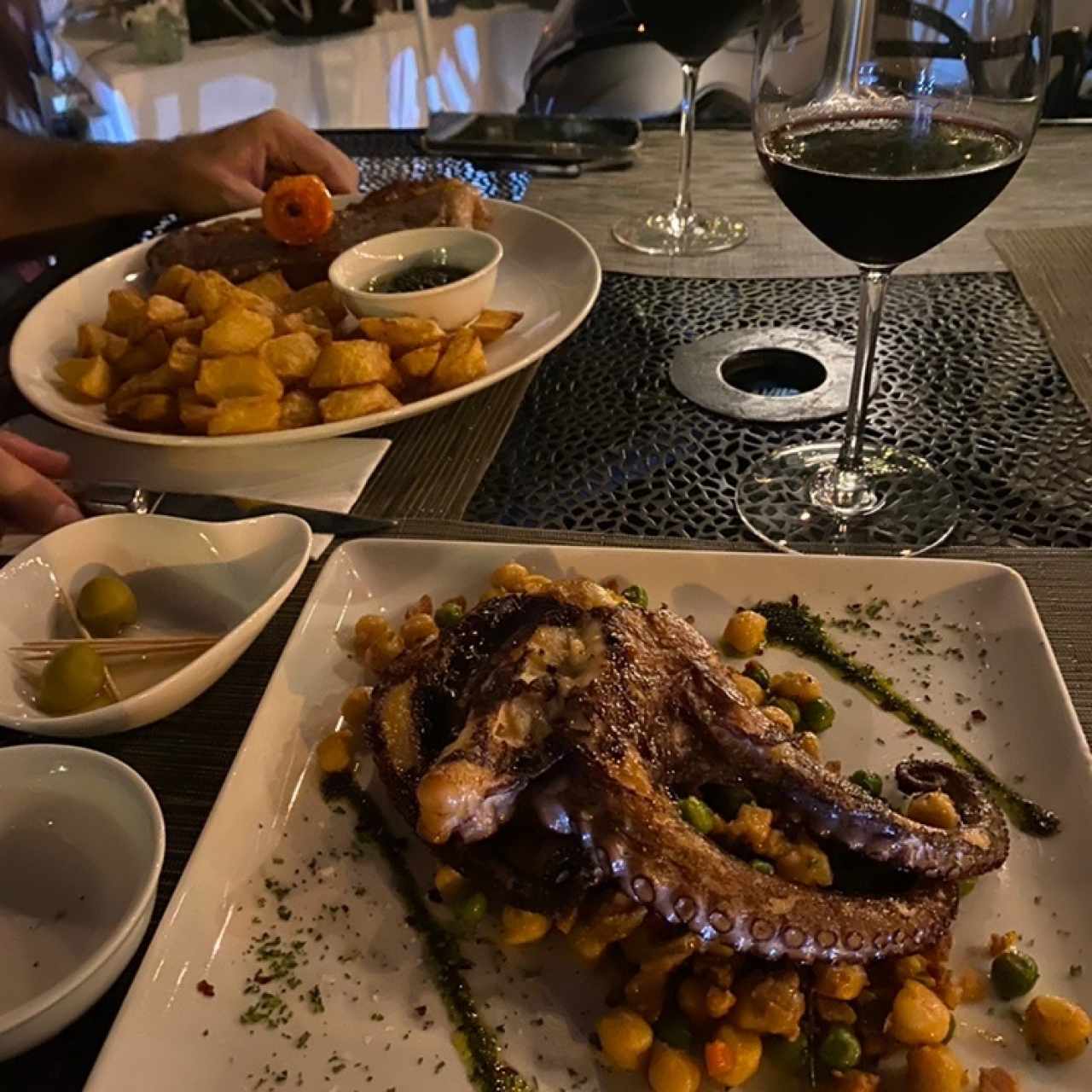 Tierra - Entrecot con Patatas y pulpo con garbanzos