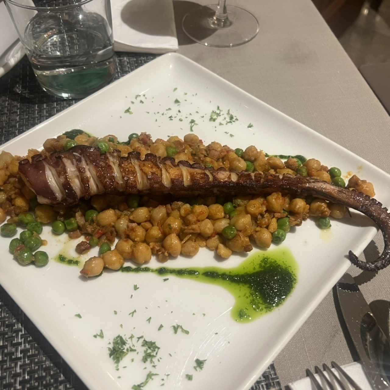 Pulpo Grillado sobre Lecho de Garbanzos