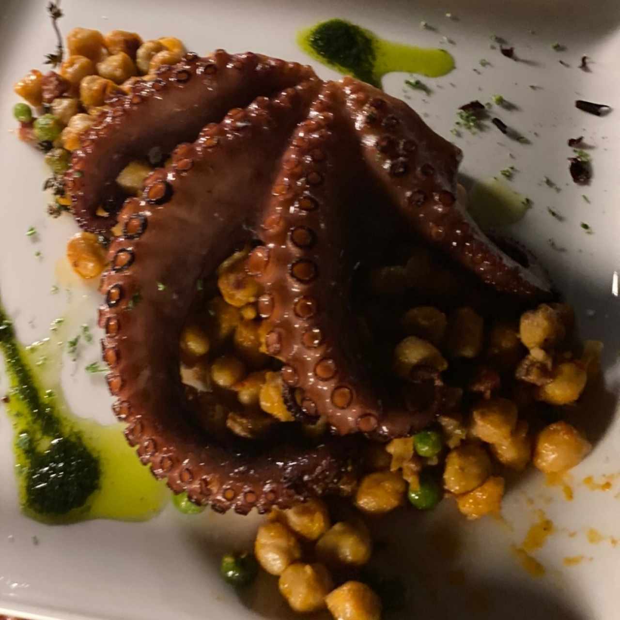 Pulpo Grillado sobre Lecho de Garbanzos