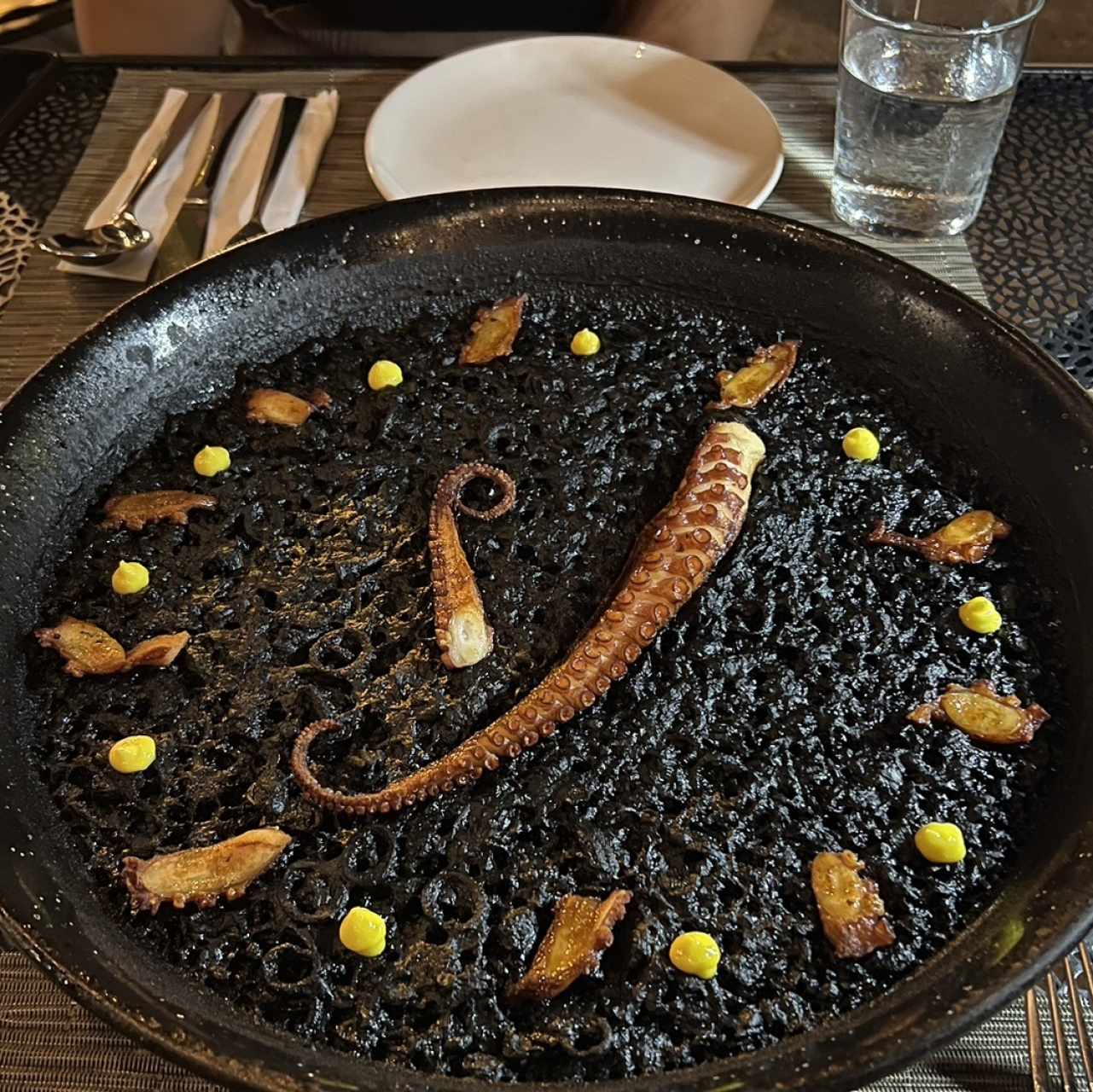 Paella de pulpo en tinta de calamar