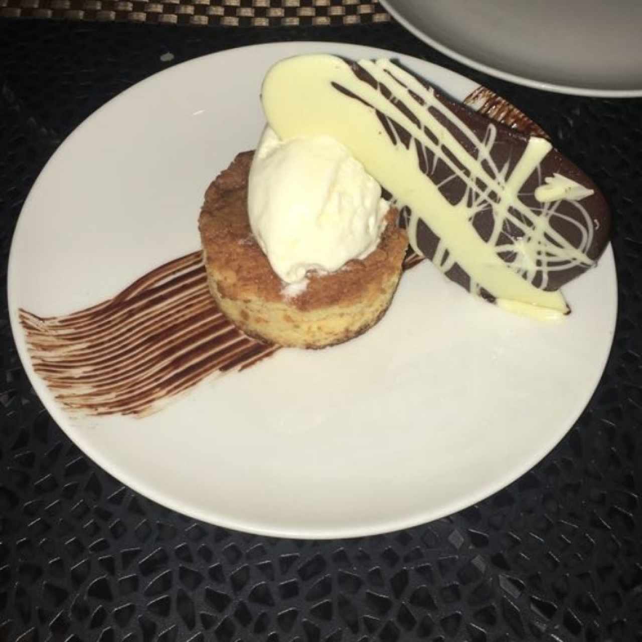 Brownie de chocolate blanco con helado de vainilla