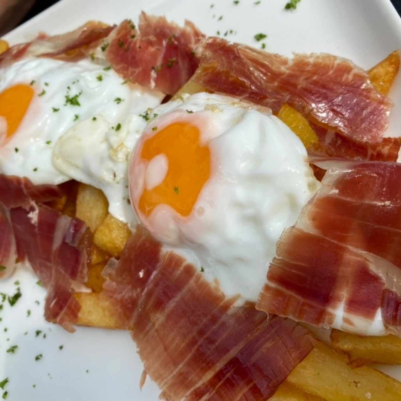 Huevos Rotos con Jamón Serrano