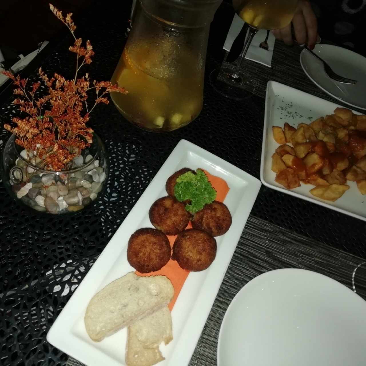 Croquetas de Jamón, patatas bravas y sangría blanca