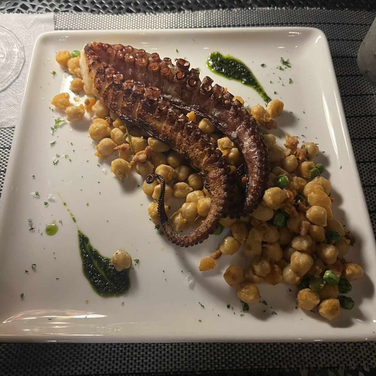 Pulpo Grillado sobre Lecho de Garbanzos