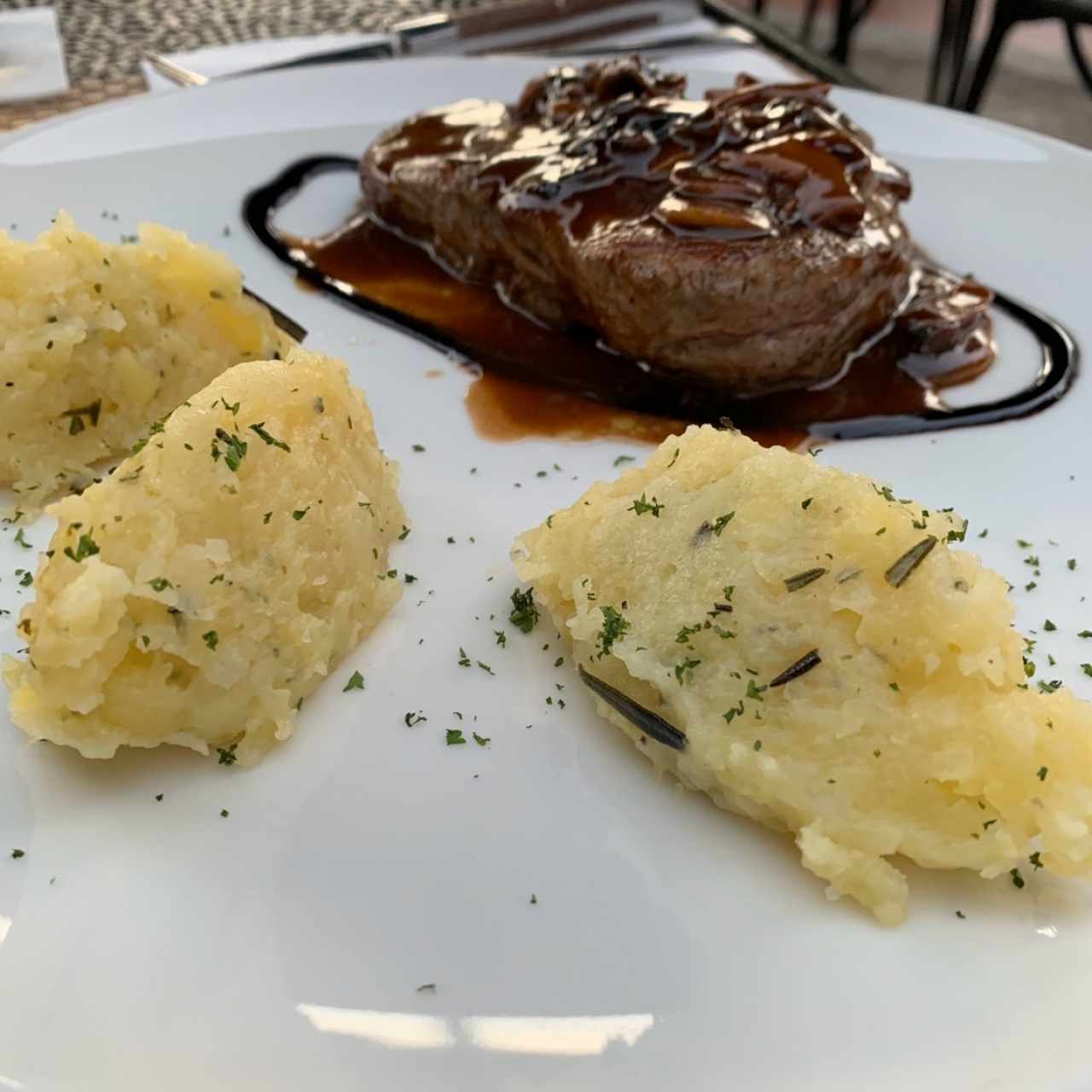 Solomillo Sellado en su Jugo con Champiñones