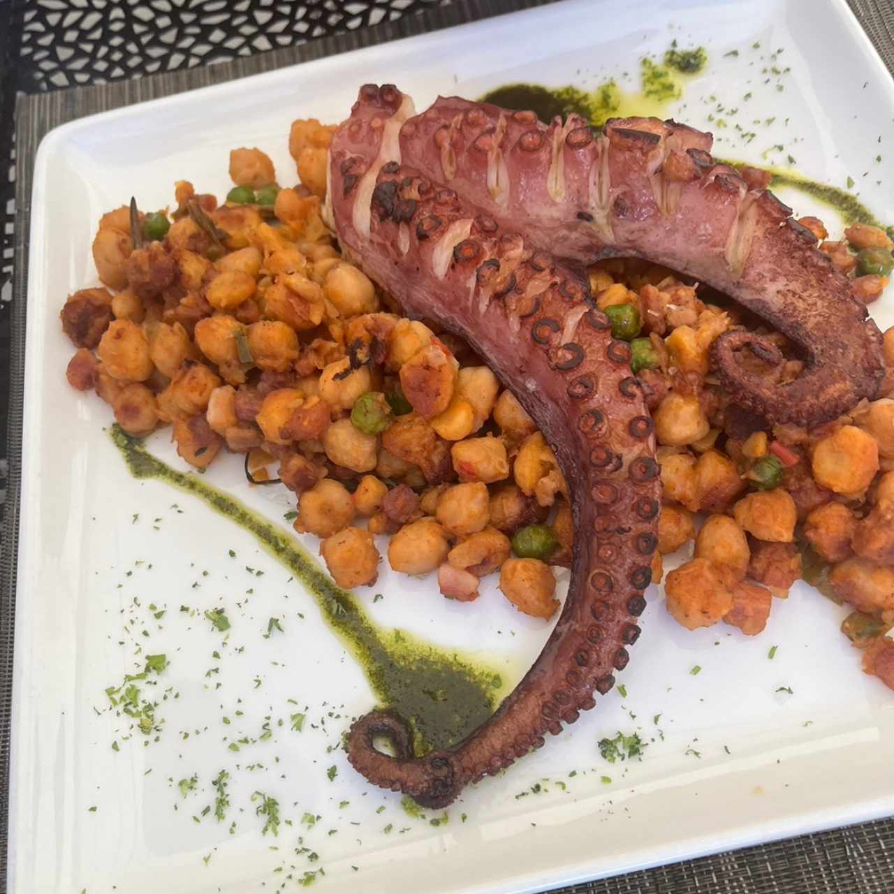 Pulpo Grillado sobre Lecho de Garbanzos