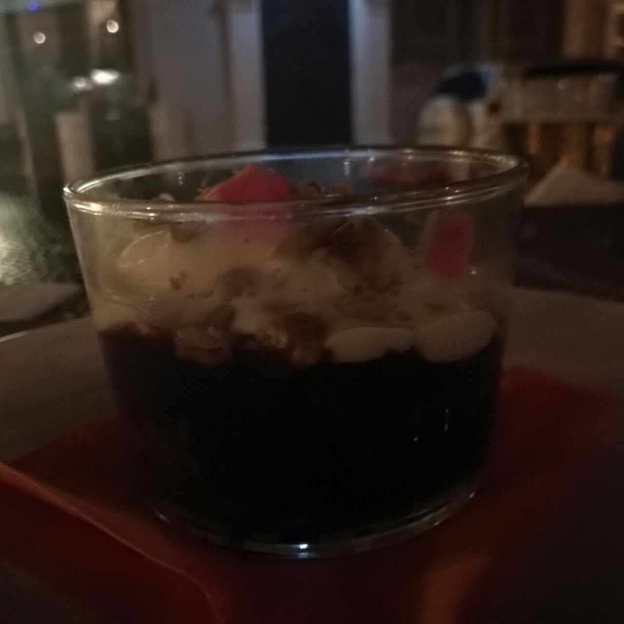 postre de brownie con frutos rojos