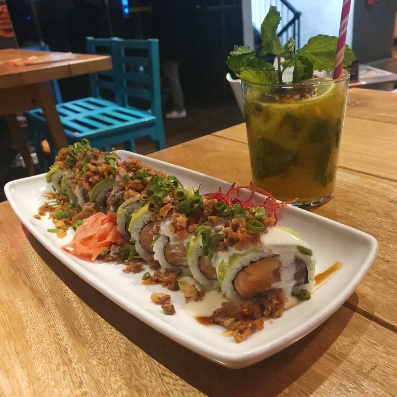 sushi y mojito de maracuyá 