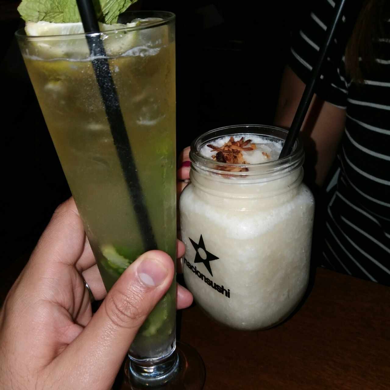 mojito y bebida de coco, piña y miel