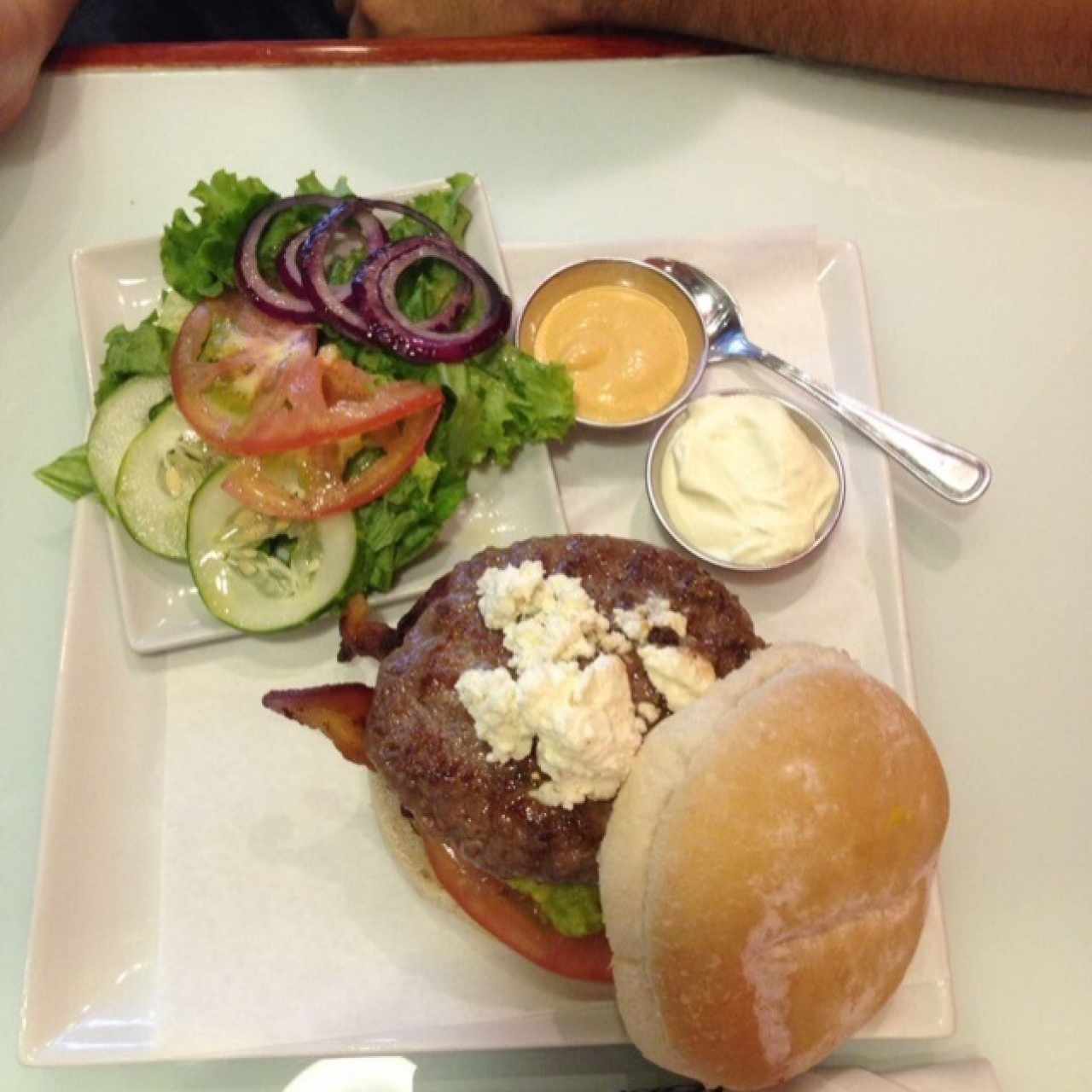 Hamburguesa personalizada con queso feta