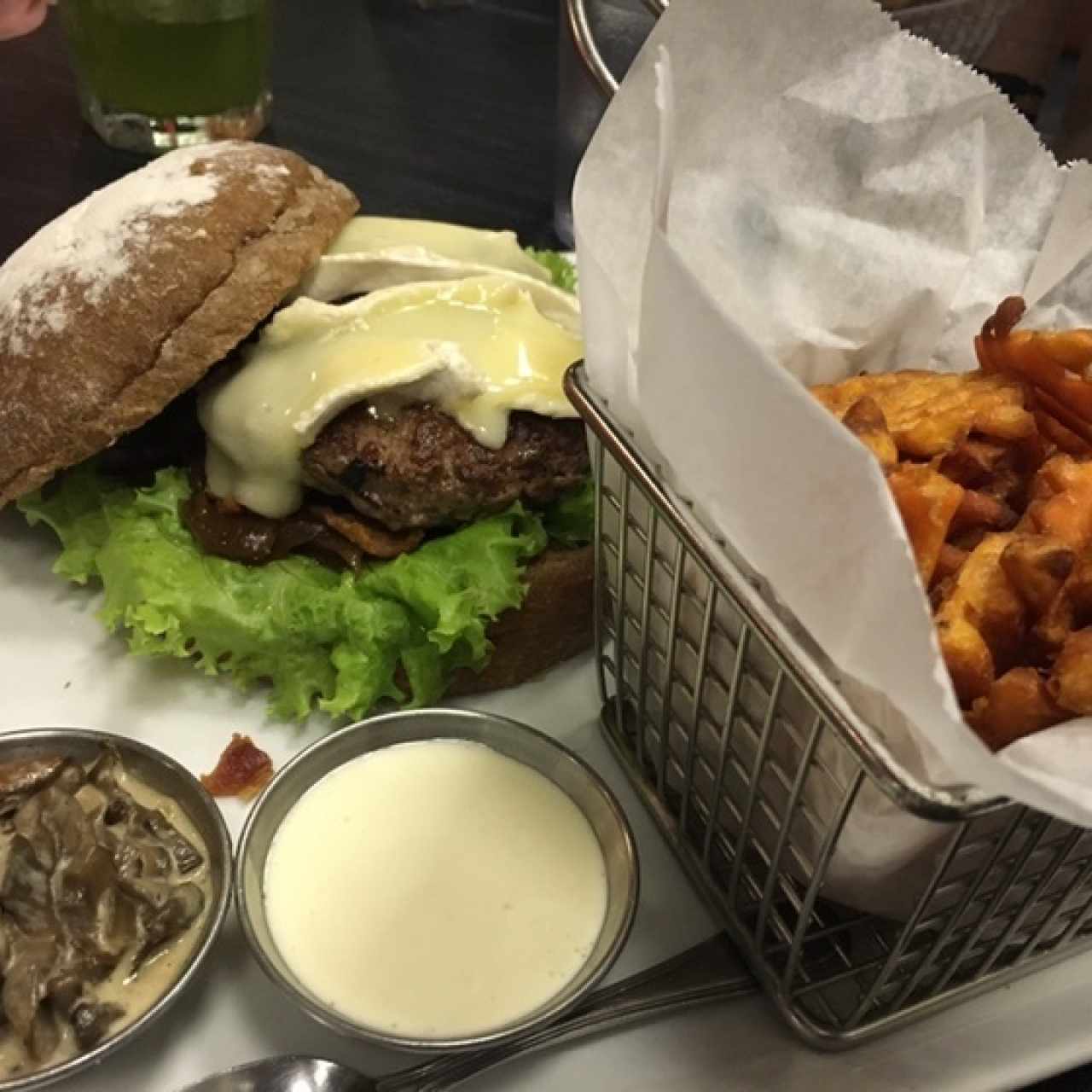 Hamurguesa “La Parisina” con pan integral y camote