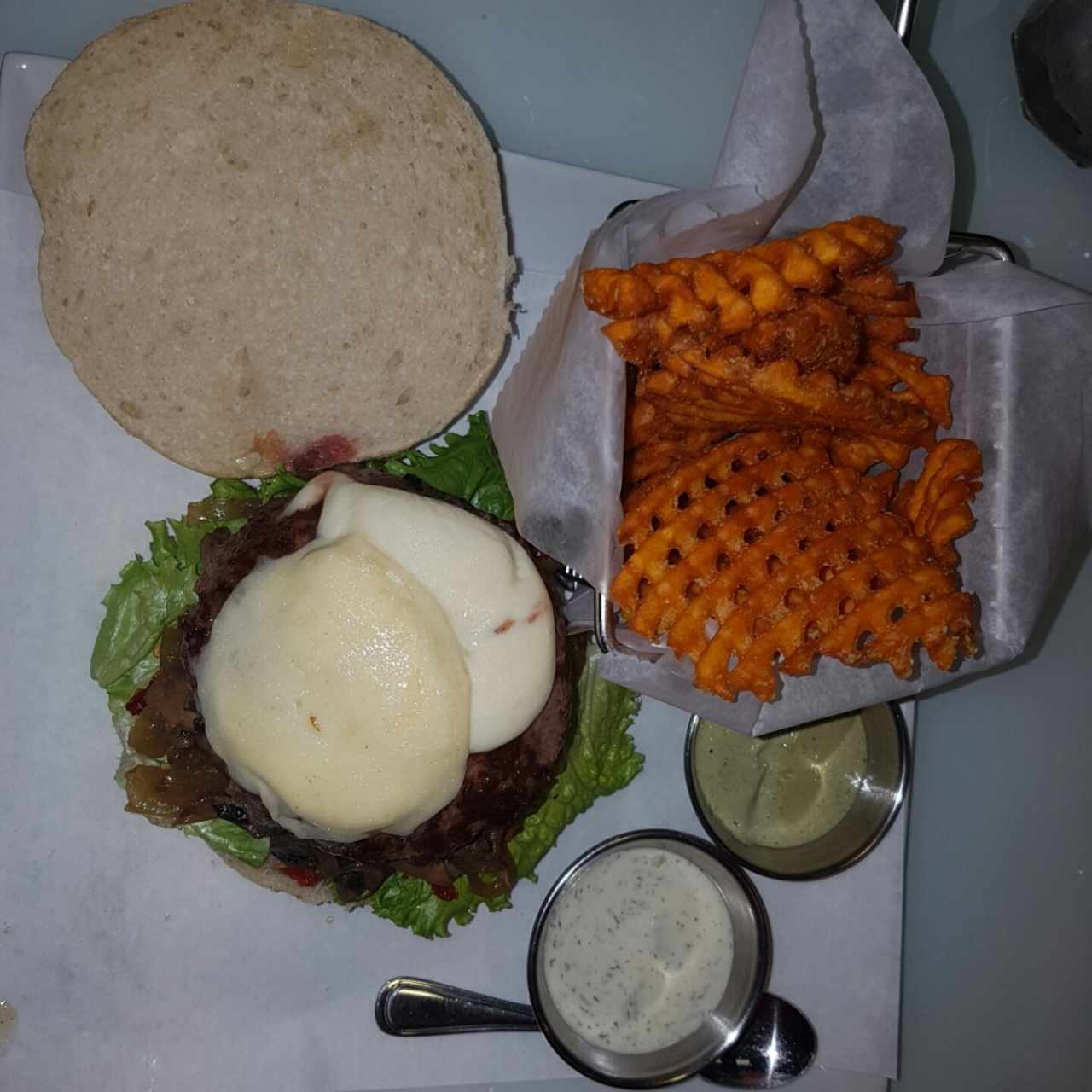 Hamburguesa 1/4 lb. con camote y salsa  eneldo