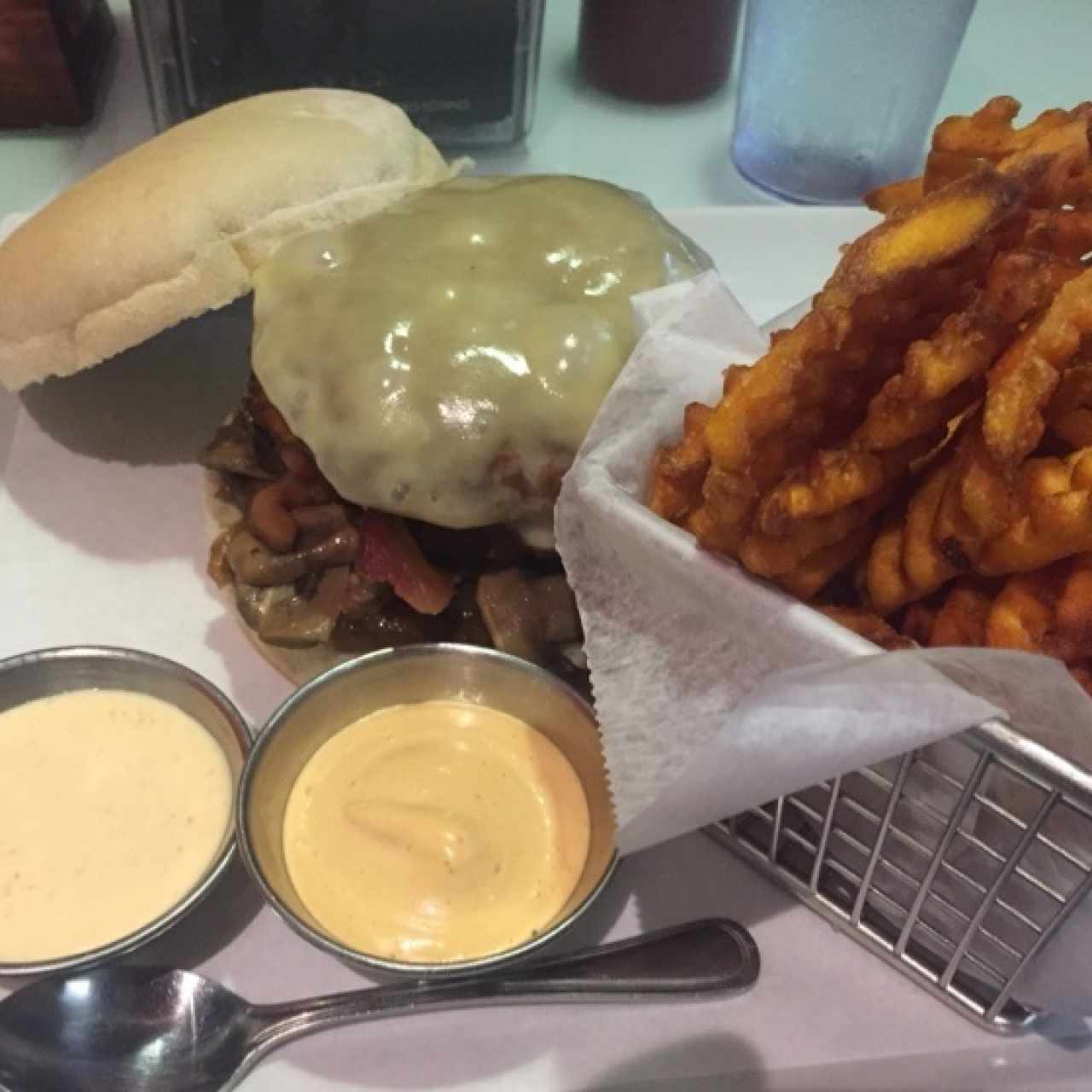 hamburguesa con tajadas, champiñones, tocino y cebolla caramelizada 