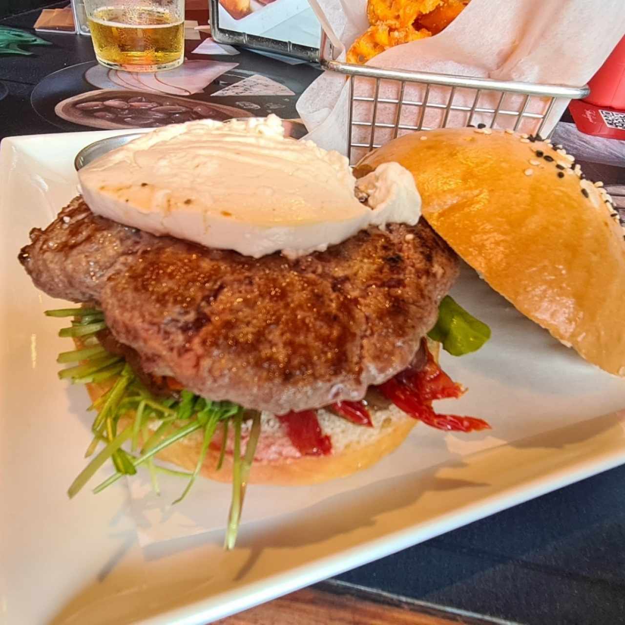 hamburguesa de tomate deshidratado,  rucula, cebolla caramelizada, queso de cabrá y champiñones,  con alioli picante y salsa champinion 