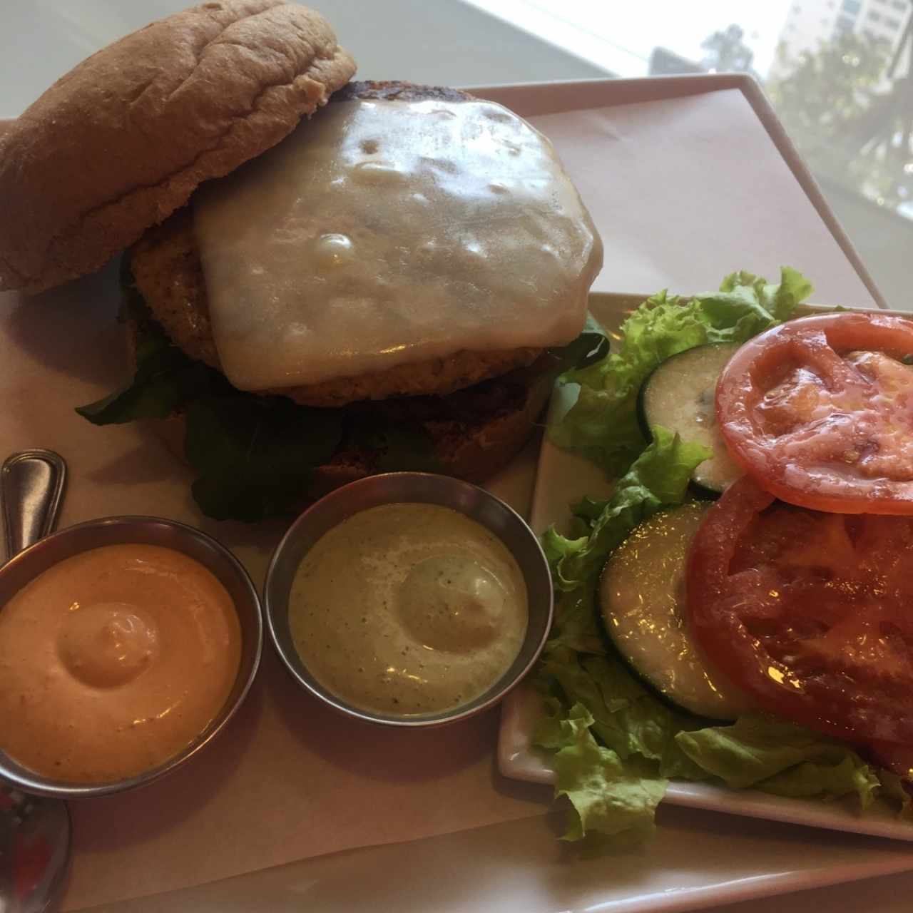 Veggie burguer con ensalada 