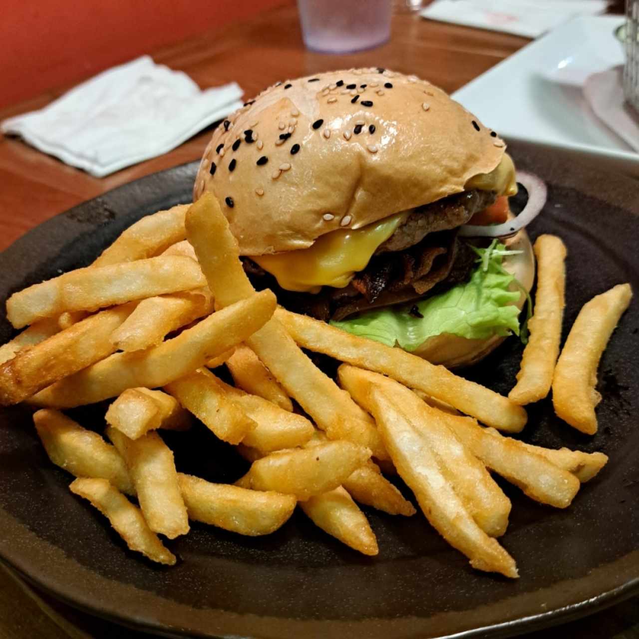 hamburguesa basica (carne, bacon, queso ,lechuga y tomate)