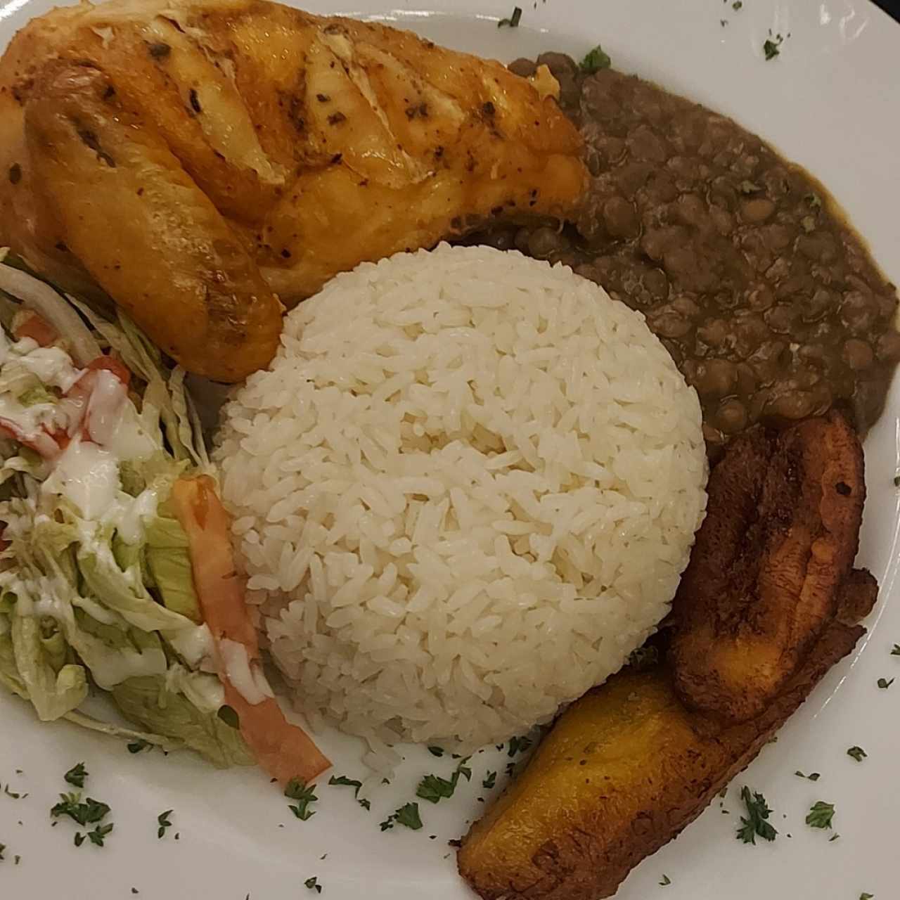 arroz, pollo al horno, ensalada y plátanos. 