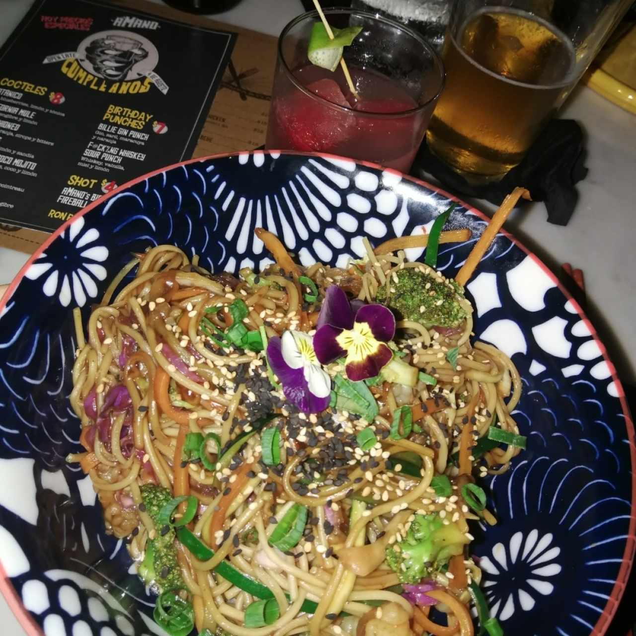 chow mein de vegetales con trago salvavidas