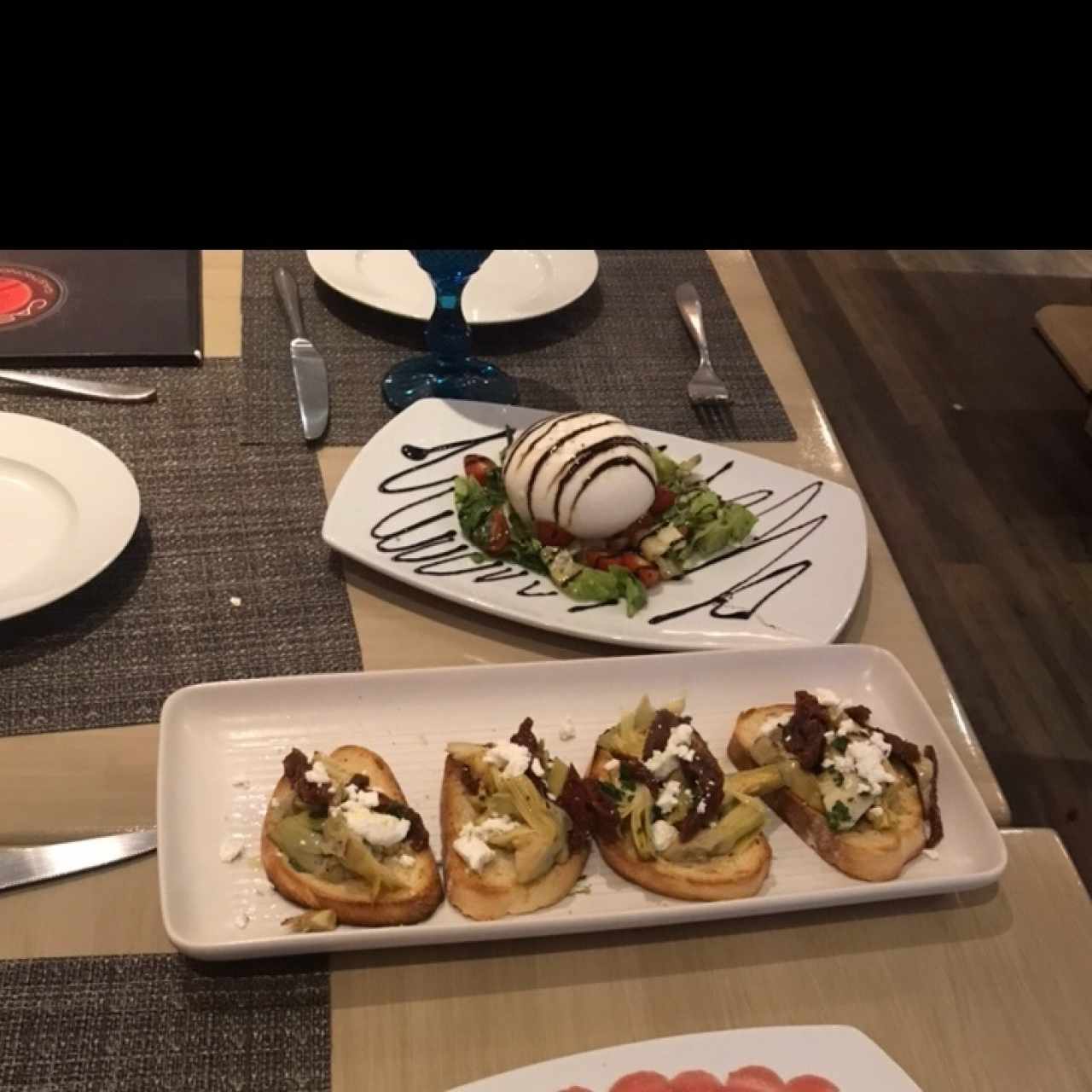 burrata y brocheta de alcachofa 