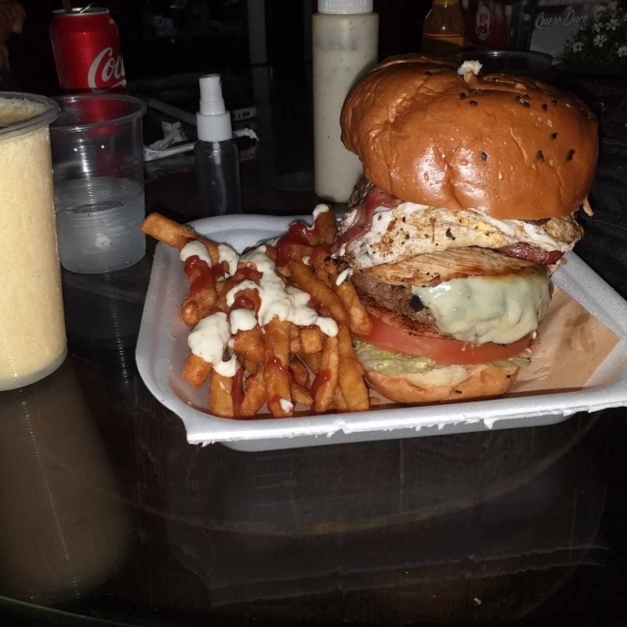 hamburguesa de pollo y licuado de maracuya con leche.