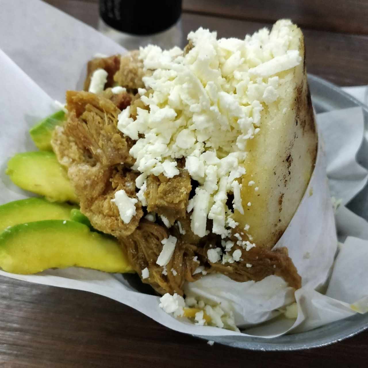 arepa de carne con chicharron y aguacate extra