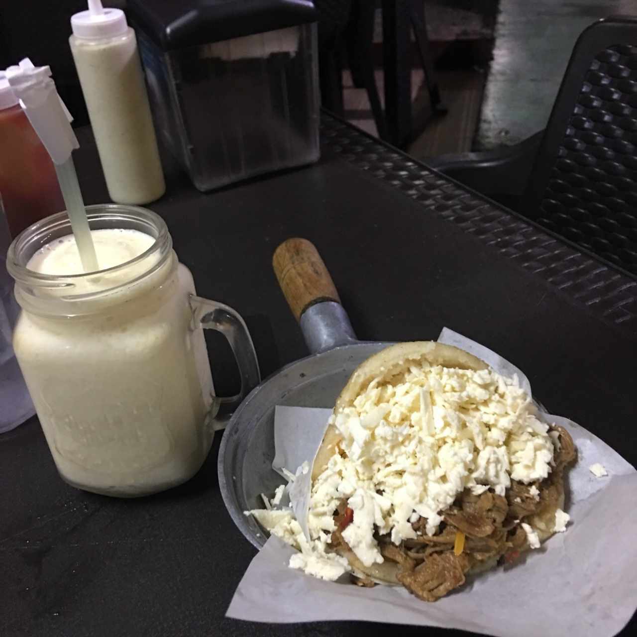 Arepa Pelúa y batido de maracuya