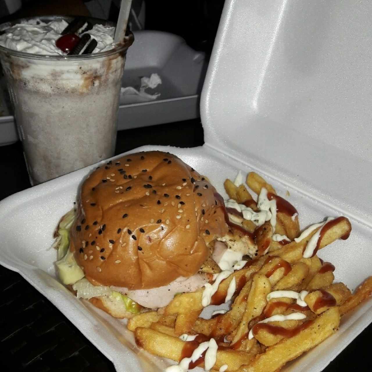 chicken burger y malteada de oreo